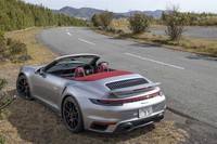 ボディーカラーは全16色で、オーダーによるカスタムカラーも別途用意される。ソフトトップは写真のレッドを含む全6色が選べる。