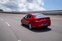 WLTCモード燃費値は、「セダン20S」が15.8km/リッター、「ファストバックXD」が19.8km/リッターと発表されている。