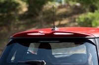 ルーフエンドに大型のスポイラーを装備。2つのスリットがレイアウトされている。