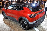 発表会での実車見取りの様子。クルマのまわりはご覧のとおりの人だかりで、写真を撮るのが大変だった。