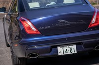 最上級モデルと同様の前後デザインに加え、限定モデルの証しともいえる「XJ50」のエンブレムをトランクリッド左に装着。