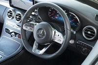 「AMGスポーツステアリング」も「AMGライン」に含まれる装備のひとつ。左右のスポークにはそれぞれ、タッチコントロールのスイッチが備わる。