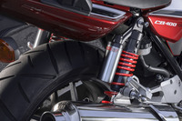 フロントサスペンションは無段階調整式のプリロードアジャスターを備えた正立フォーク。リアはリザーバータンク付きのツインショックで、こちらも5段階調節のプリロードアジャスターが備わる。