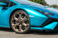 タイヤはフロント:245/30ZR20、リア:305/30ZR20の「ブリヂストン・ポテンザ スポーツ」。リアは「POTENZA」と「SPORT」のロゴが2段重ねで記されているが、フロントはハイトが足りないためか「POTENZA SPORT」とひと続きになっている。