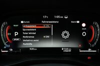 液晶タイプのメーターパネル。運転支援システムの設定も画面上で行う。