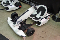 こちらはナインボットブランドの電動式ゴーカート。ホイールベースを調節することで、さまざまな体格のドライバーに対応する。