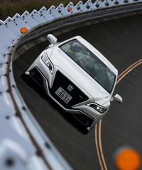 JARIの高速周回路で計測中の「トヨタ・クラウン」。走りのよさを売りにする一台。実際はどうだったのでしょうか。詳しく解説します。(photo:北畠主税)