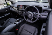 7インチのメーターパネルと9インチのディスプレイがS字型に並べられた、オプションの「統合型インターフェイスディスプレイ」が目を引くコックピット。センターアームレストの下に大きな収納スペースを用意するなど、実用性の向上も新型「ノート」のセリングポイントとなる。