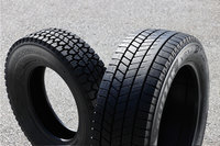 “初代ブリザック”こと「ブリザックPM-10」と、最新モデルの「ブリザックVRX3」。(写真:荒川正幸)