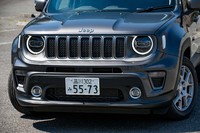 ヘッドランプユニットの内部に半リング状のデイタイムライトを加えることで、より丸目を強調したデザインとなっている。