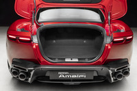 間口部の小さな荷室。50:50分割式の後席の背もたれを倒すことで長尺物の積載にも対応する。