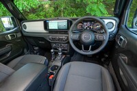 改良後の「ラングラー」では、最新世代のインフォテインメントシステムが採用されたほか、フロント/リアの両方にサイドカーテンエアバッグを初装備。安全性の向上も図られている。