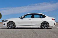 ボディーサイズは全長×全幅×全高=4715×1825×1440mmと、先代モデルより全長が70mm、全幅が25mm拡大。ホイールベースも40mm増の2850mmとなった。