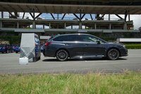 よそ見や、シフトポジションの選択ミスなどによって生じる後退時の事故を予防する「後退時自動ブレーキ」。モニター表示によって自車後方の障害物の有無、および距離をドライバーに知らせ、衝突の危険性があると判断すると、自動でブレーキをかける。