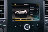 コンフォート以外のドライブモードに設定すると、スピーカーから「ポコポコ」とか「カポカポ」といったつくられたエンジン音が聞こえるようになる。ドライブモードをよりハードに設定するにつれ、この音も盛大になっていく。