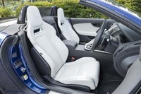ウィンザーレザーのパフォーマンスシートはオプションにて装着可能。ヘッドレストにはジャガーのエンブレムのエンボス加工が施される。
