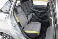 後席のチップアップ機能は、新型「フィット」も継承。写真奥のように座面を持ち上げることで、背の高い荷物も室内におさめられるようになる。
