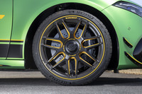 「ファイナルエディション」専用の鍛造ホイールはイエローのアクセント入り。アクセントと呼ぶにはだいぶ主張が強めだ。