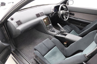 インテリアの変更点も最小限。ステアリングホイールとシフトブーツはオリジナルで、センターディスプレイとメーターパネルは液晶画面となっている。