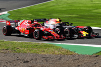 タイトル争いとは無縁のレッドブルの“暴れん坊”フェルスタッペン(写真奥)は、フェラーリの2台を相手に丁々発止とやりあった。3番グリッドからスタートで3位をキープするも、オープニングラップのシケインでコースオフ。戻る際にキミ・ライコネン(同手前)と接触し、5秒加算のペナルティーを受けることに。セーフティーカー後、今度はベッテルとスプーンコーナーで当たったのだが、いずれでもポジションを失うことなく走り続け、鈴鹿で3年連続の表彰台となる3位でゴール。レース後、接触の責任は自分にはないと言い張っていたが、ベッテルらはそうは見ていないようである。(Photo=Red Bull Racing)