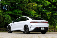 駆動用リチウムイオンバッテリーの容量は82.56kWh。バッテリーのトップカバーとボディーのフロアが一体になった最新のプラットフォームを使っている。