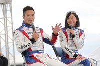 トークショー出演中の久保凜太郎選手(写真左)と池島実紅選手(同右)。進行役のレースアナウンサー、ピエール北川さんとの当意即妙で、楽しいやりとりはパドックを大いに沸かせた。