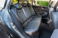 ホイールベースの伸長により、従来型よりゆとりが増したリアシート。後席用空調やUSB Type-Cポートなどが備わる。