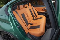 リアシートのつくりは「3シリーズ」と変わらない。最高出力510PSのハイパフォーマンスモデルでも普通に後席を使えるのが「M4」に対するアドバンテージだ。