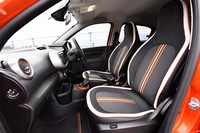 ヘッドレスト一体型シートの表皮は、レザー調素材とファブリックのコンビネーション。シートヒーターが標準で備わる。