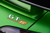 【メルセデスAMG GT Rのスペック】
ボディーサイズ:全長×全幅×全高=4550×2005×1285mm/ホイールベース:2630mm/車重:1690kg/駆動方式:FR/エンジン:4リッターV8 DOHC 32バルブ ツインターボ/トランスミッション:7段AT/最高出力:585PS(430kW)/6250rpm/最大トルク:700N・m(71.4 kgf・m)/2100-5500rpm/タイヤ:(前)275/35ZR19 100Y XL/(後)325/30ZR20 106Y XL(ミシュラン・パイロットスポーツ カップ2)/燃費:--km/リッター/価格:2453万円
【取材時の燃費データ】
テスト距離:287.8km(市街地1:高速道路7:山岳路2)/使用燃料:45.7リッター(ハイオクガソリン)/参考燃費:6.3km/リッター(満タン法)/6.1km/リッター(車載燃費計計測値)