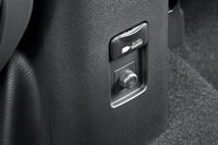 フロントセンターコンソールの背面にはAC100V・1500Wの非常時給電システム付きアクセサリーコンセントが標準装備される。