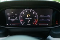エンジン回転計を中心に据えた「スポーツ」モードのメーター画面。ブレーキペダルとアクセルペダルの開度も視覚化される。