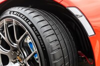 外側のトレッドには高剛性の大型ブロックを、内側には排水性を高めたブロックをレイアウトしている。