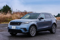 レンジローバーファミリーに新たに追加された4番目のモデル「ヴェラール」。“リダクショニズム(還元主義)”という理念のもと、すっきりとしたデザインに仕上げられている。写真のボディーカラーはバイロンブルー。