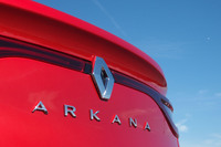 リアボディーの中心に配置された「ARKANA」のエンブレム。アルカナの車名は「神秘」を意味するラテン語の「ARCANUM」に由来する。