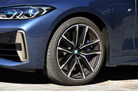 19インチのアロイホイールや、Mスポーツブレーキ、Mアダプティブサスペンションなどからなる「M440i xDrive」の足まわり。「420i Mスポーツ」でも選択可能だが、24万9000円のオプション代が必要となる。
