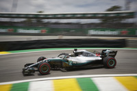 前戦メキシコGPで5冠を達成したメルセデスのハミルトン(写真)。タイトル決定後の残りレースで、ポールも取れなければ優勝もできないというあしき記録を覆すべく、まずは予選で今季10回目のポールポジションを獲得。レースではスタートでトップを守るも、タイヤとパワーユニットのマネジメントに手を焼き、フェルスタッペンに首位を奪われてしまう。結果的に、接触によるフェルスタッペンの2位転落により、半ば“棚ぼた優勝”となったものの、クルーとともにチームのコンストラクターズチャンピオンシップ5連覇を喜んでいた。1.6リッターターボ・ハイブリッド規定が始まった2014年から続くメルセデスとハミルトンの快進撃。ハミルトンはこの5年間、99レースで50勝を記録したことになる。(Photo=Mercedes)