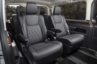 準特等席の3列目には「リラックスキャプテンシート」を搭載。背もたれと座面は2列目と同じに見えるが、ヘッドレストやアームレストは簡素になっている。