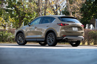 グローバル市場におけるSUVのラインナップ拡大を発表したマツダだが、日本に「CX-5」に代わるC-DセグメントのSUVを導入する予定はないとのこと。今後も当面は、CX-5がマーケットの柱として活躍することになりそうだ。
