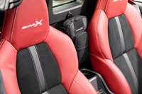 専用のシートセンターバッグは、左右のシート間につり下げることができる。