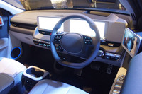 「アイオニック5ラウンジAWDリミテッドエディション」のコックピット。内装色は限定モデル専用となる「ダークティール」が採用される。