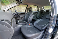 3リッターV6モデルは、ヒーターやランバーサポートつきのレザーシートが標準。なお、2リッターモデルには、オプションとして「レザーパッケージ(28万3500円)」が用意される。