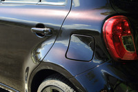 リアまわりでは、フェンダーの張り出しに合わせてフューエルリッドの形状も変更。開口時にボディーパネルに干渉しないよう、ヒンジの構造も改良されている。