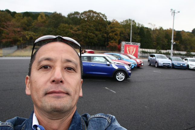 2013年11月に実施された、10ベストカー取材会にて。10ベストカーとは、日本カー・オブ・ザ・イヤー(以下COTY)の最終選考に残った10台のクルマのこと。