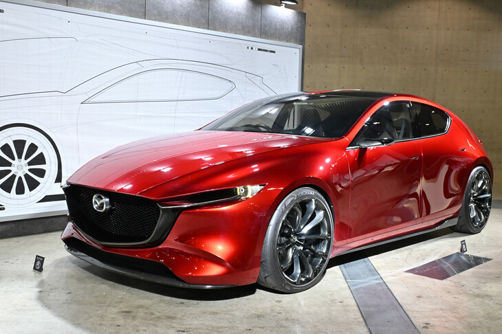 「マツダ3」の原型となった「魁(かい)コンセプト」。「ビジョン クーペ」とともに、2017年の東京モーターショーでお披露目された。
