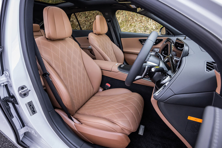 細かな通気孔が開けられたキルティング表皮のナッパレザーシートは、オプションの「レザーエクスクルーシブパッケージ」によるアイテム。内装色は写真の「トンカブラウン」のほか、「ブラック」と「ネバグレー/ブラック」の3種類から選択できる。