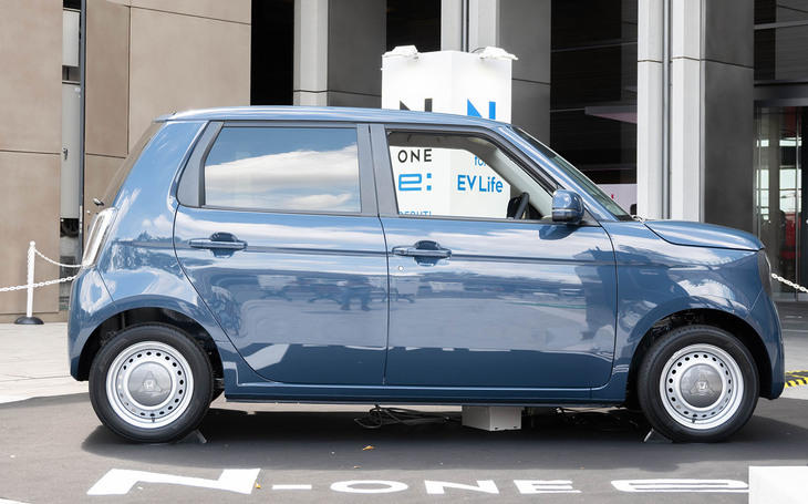 ボディーの全高を1545mmに抑えることで空気抵抗を抑制するとともに一般的な機械式駐車場を使えるようにしている。サイドから見ると黒い樹脂パーツをうまく使ってリアピラーを細く見せていることが分かる。