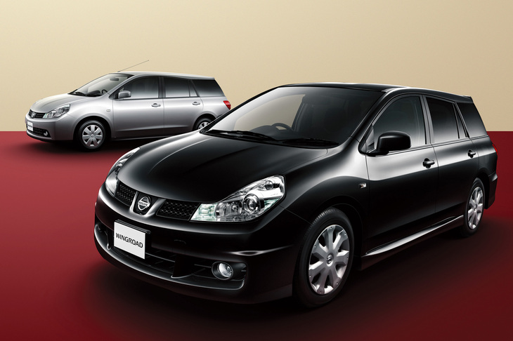 ちなみに、日産は正式に「このクルマでVモーショングリルを初採用!」と明言はしておらず、初代「ジューク」の当時のプレスリリースにもその記載はない。 
	ほった「個人的には、『ウイングロード』あたりからその流れは始まっていたような気がするんですけどねぇ……」