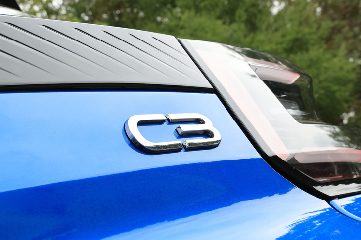 新型「シトロエンC3ハイブリッド」は、上位グレード「マックス」とエントリーグレード「プラス」の2グレードで展開される。今回は車両本体価格が364万円となる前者に試乗した。