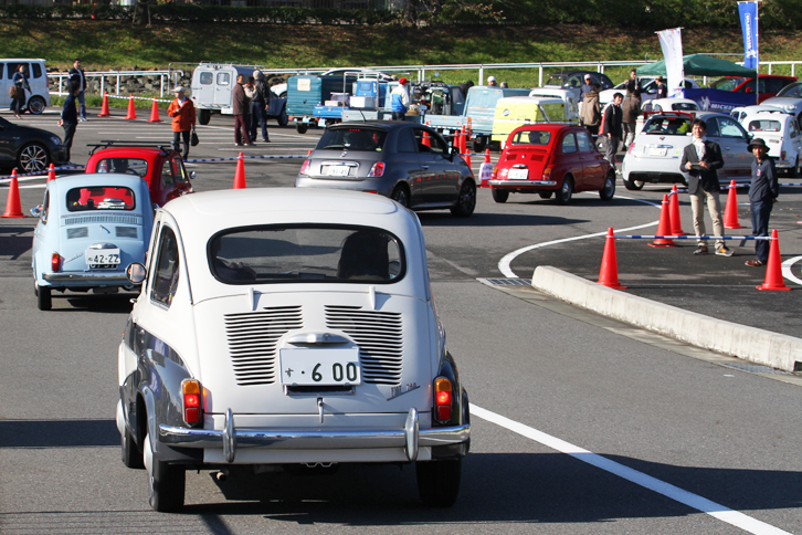 新旧「フィアット500」系の隊列のしんがりは、サイズでいえば「中」にあたるセイチェントこと「フィアット600」が務めていた。